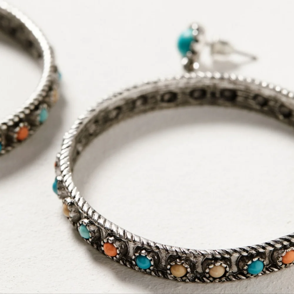 NWT'S - SHYANNE - Wildflower Bloom Silver Tone Hoop Stud Earrings